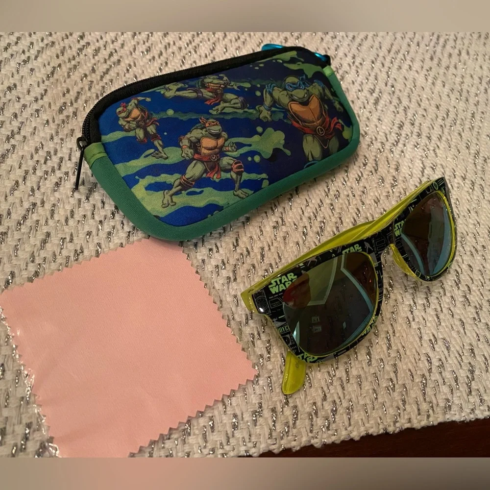 Star Wars kids sunglasses 😎 with protective carry bag and cleaning cloth